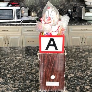 DYNASTY DOLL COLLECTION PORCELAIN CLOWN WIND UP MUSICAL BOX NWT